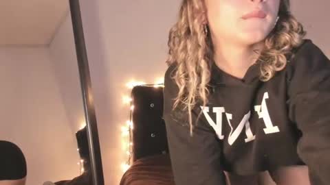 laurenn_111 online show from June 14, 2026, 10:06 am