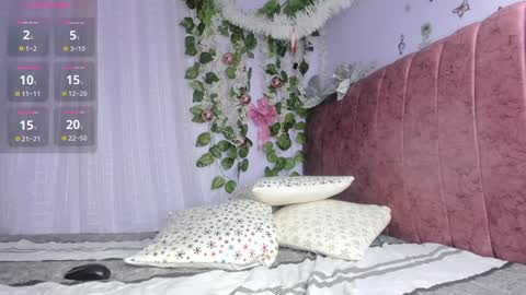 layla_17 online show from December 30, 2024, 10:45 pm