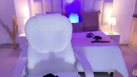 Layla Breezee online show from April 15, 2026, 12:01 pm