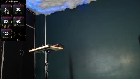 Layla   help me with your thumbs up its important  online show from December 17, 2024, 11:49 pm