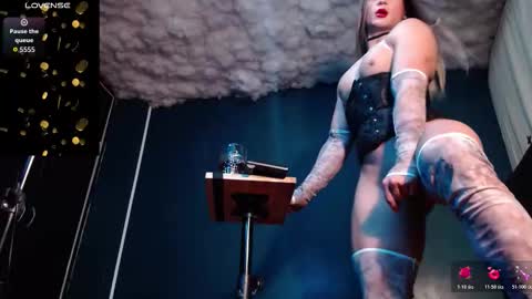 Layla   help me with your thumbs up its important  online show from October 31, 2025, 8:48 am