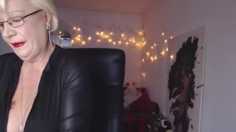 Layla online show from December 30, 2024, 5:58 am