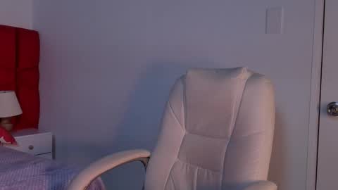 Lea Velle online show from December 4, 2025, 6:44 am