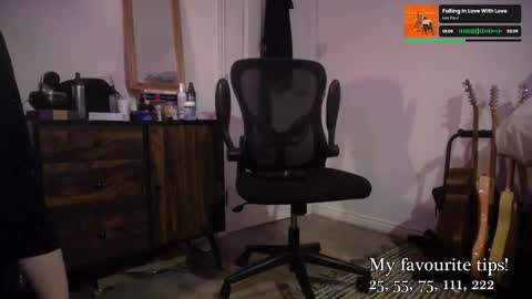 leah_lust_ online show from November 8, 2025, 6:40 pm