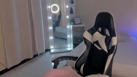 Snapshot of leahaltomm chatting on February 26, 2025, 8:33 pm leahaltomm online show from February 26, 2025, 8:33 pm