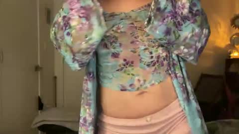 Snapshot of leahsparkles chatting on February 17, 2026, 5:15 am Leah Sparkles online show from February 17, 2026, 5:15 am