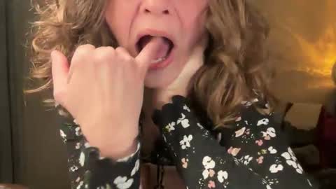 Snapshot of leahsparkles chatting on March 18, 2026, 3:31 am Leah Sparkles online show from March 18, 2026, 3:31 am