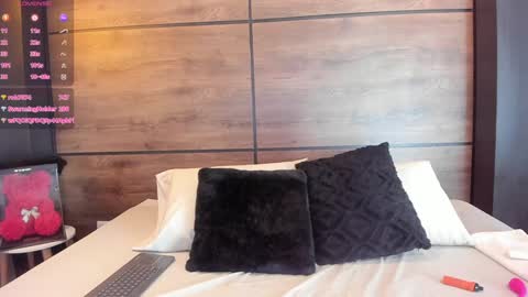 Snapshot of leamonroe__ chatting on January 3, 2025, 4:16 pm Hey Im Lea online show from January 3, 2025, 4:16 pm