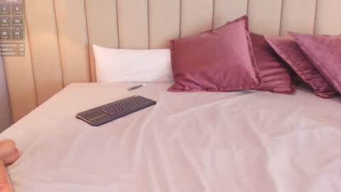 Snapshot of leamonroe__ chatting on March 9, 2025, 2:54 pm Hey Im Lea online show from March 9, 2025, 2:54 pm