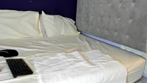 Snapshot of leamonroe__ chatting on October 9, 2025, 6:17 pm Hey Im Lea online show from October 9, 2025, 6:17 pm