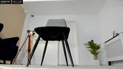 Elle  online show from February 2, 2025, 5:37 pm