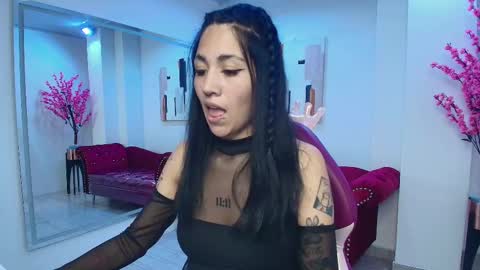 Snapshot of leia_queens chatting on March 2, 2025, 3:24 am Leia. online show from March 2, 2025, 3:24 am