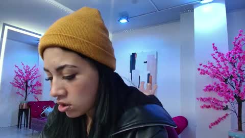 Snapshot of leia_queens chatting on October 15, 2025, 11:21 am Leia. online show from October 15, 2025, 11:21 am