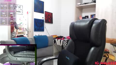 LeidyDi223 online show from October 19, 2025, 1:23 pm