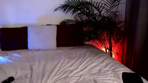 LEILA LUNA online show from June 25, 2026, 2:11 am