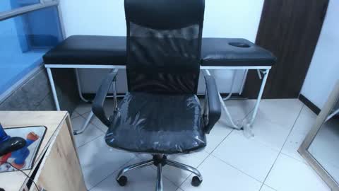 Leila online show from November 25, 2025, 1:44 pm