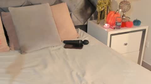 Leizathompson online show from October 28, 2025, 9:28 pm