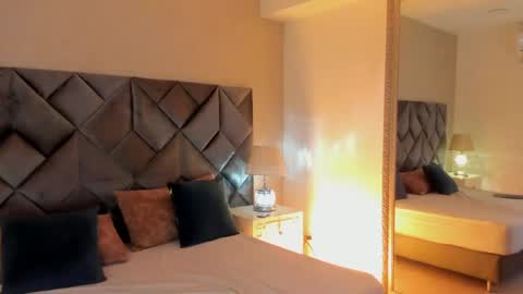 Leizathompson online show from April 18, 2026, 5:17 pm