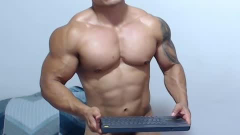 Snapshot of leo_muscleboy chatting on May 27, 2026, 2:30 am Leo online show from May 27, 2026, 2:30 am