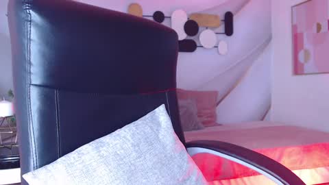 Snapshot of lessboobs_gh chatting on December 3, 2024, 6:28 pm Less online show from December 3, 2024, 6:28 pm