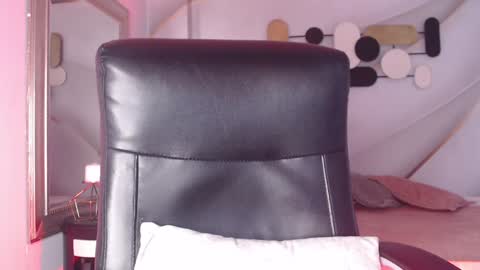 Snapshot of lessboobs_gh chatting on December 24, 2024, 4:19 pm Less online show from December 24, 2024, 4:19 pm