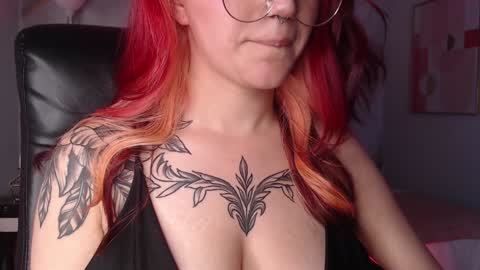 Snapshot of lessboobs_gh chatting on January 12, 2025, 5:54 pm Less online show from January 12, 2025, 5:54 pm