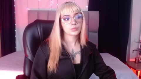 Snapshot of lessboobs_gh chatting on February 9, 2025, 11:14 am Less online show from February 9, 2025, 11:14 am