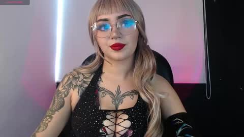Snapshot of lessboobs_gh chatting on June 5, 2026, 6:02 pm Less online show from June 5, 2026, 6:02 pm