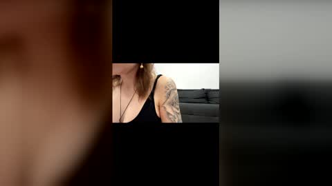 Snapshot of lettali chatting on November 27, 2025, 9:44 am follow me here you find me online show from November 27, 2025, 9:44 am