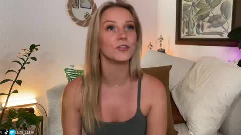 Snapshot of lexi_luv chatting on April 17, 2026, 11:52 pm Lexi online show from April 17, 2026, 11:52 pm