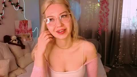 Snapshot of leyalayla chatting on June 23, 2026, 4:32 am Lily online show from June 23, 2026, 4:32 am