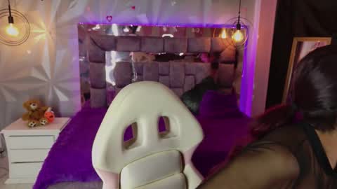 Snapshot of leyla_collinss chatting on February 18, 2026, 1:34 am Leyla online show from February 18, 2026, 1:34 am