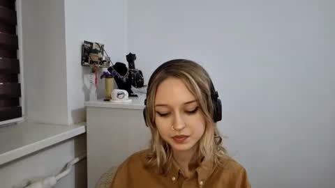 Snapshot of lezlielowe chatting on November 11, 2025, 10:59 am Mia online show from November 11, 2025, 10:59 am