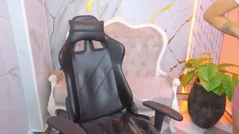 lia online show from April 16, 2026, 7:58 pm