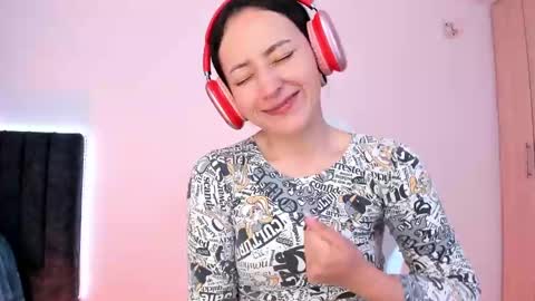 Snapshot of lia_queen610 chatting on January 18, 2025, 11:55 pm Little Queen Lia  online show from January 18, 2025, 11:55 pm