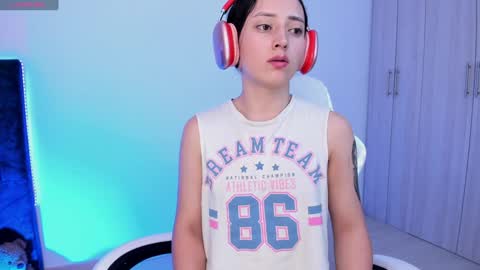 Snapshot of lia_queen610 chatting on February 5, 2025, 12:53 am Little Queen Lia  online show from February 5, 2025, 12:53 am