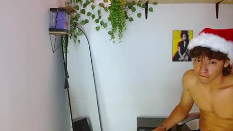 Snapshot of liam_xul chatting on December 19, 2025, 6:37 pm liamxul online show from December 19, 2025, 6:37 pm