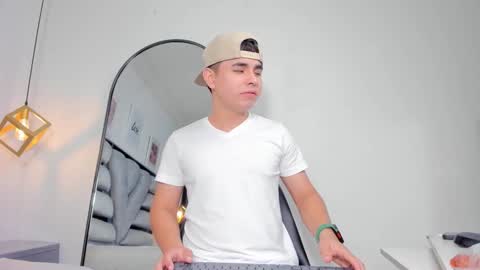 lianfox_ online show from December 19, 2025, 12:56 pm