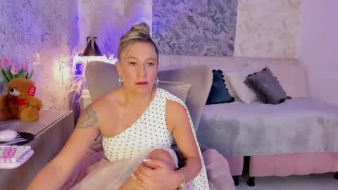 Lian online show from May 15, 2026, 8:05 pm