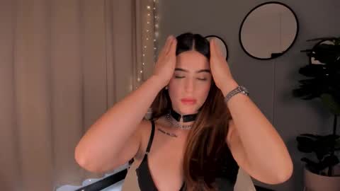 Lia online show from September 15, 2025, 1:00 pm