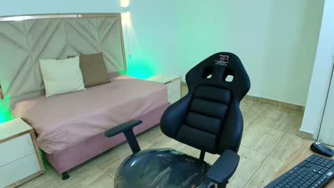 LIAH  online show from January 30, 2025, 6:00 pm