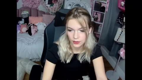 Snapshot of lil__bunny2005 chatting on December 1, 2024, 7:47 pm Lil Bunny online show from December 1, 2024, 7:47 pm