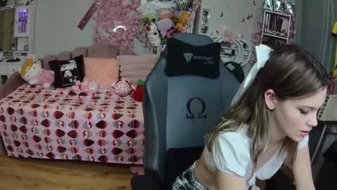 Snapshot of lil__bunny2005 chatting on February 2, 2025, 4:15 am Lil Bunny online show from February 2, 2025, 4:15 am