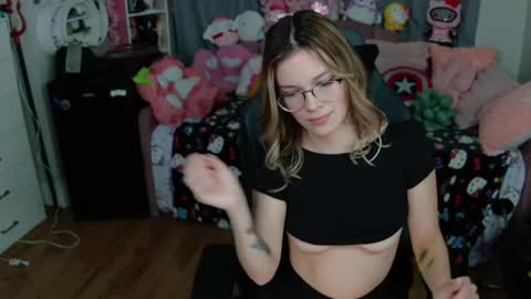 Snapshot of lil__bunny2005 chatting on February 25, 2025, 6:25 am Lil Bunny online show from February 25, 2025, 6:25 am