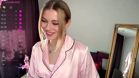 Snapshot of lil_elisa chatting on October 6, 2025, 9:51 am Elisa  online show from October 6, 2025, 9:51 am