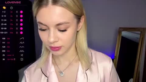 Snapshot of lil_elisa chatting on October 15, 2025, 9:42 am Elisa  online show from October 15, 2025, 9:42 am