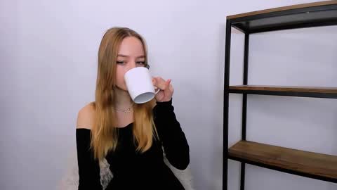 Snapshot of liladesire chatting on December 2, 2024, 8:30 am LiliaDesire online show from December 2, 2024, 8:30 am