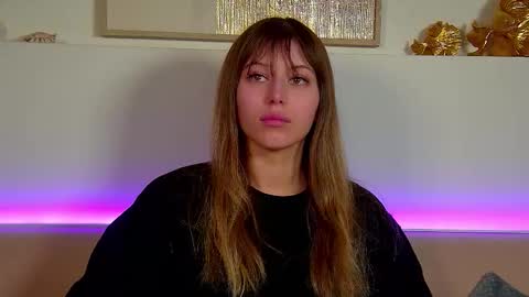 Mia online show from December 2, 2025, 6:41 am