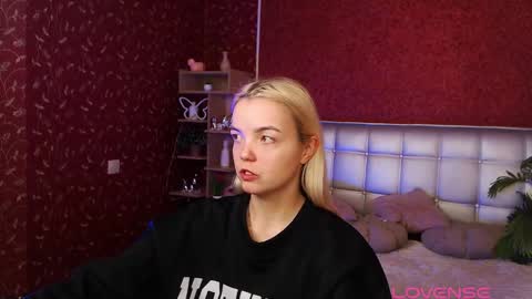 Lilie online show from February 7, 2025, 7:49 pm