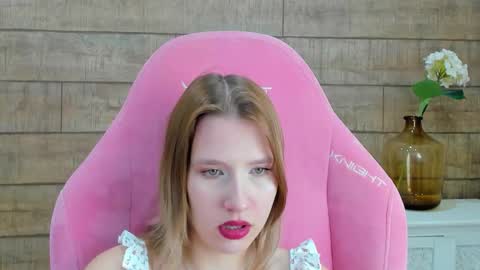 LiliLinn online show from October 20, 2025, 4:57 am